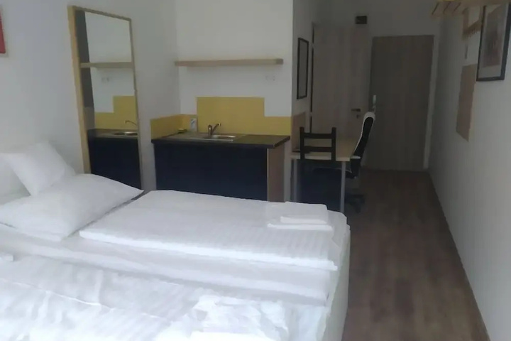 Room 6 of 9