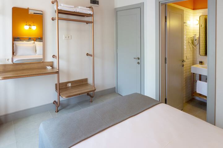 Room 6 of 18