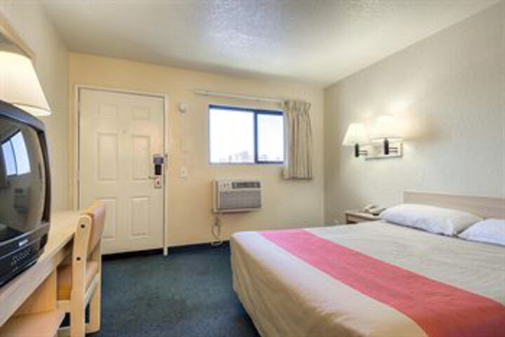 Room 10 of 28