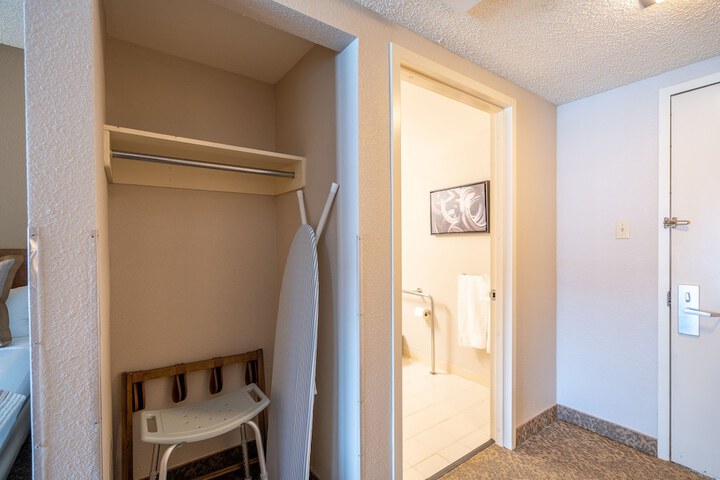 Room 10 of 27