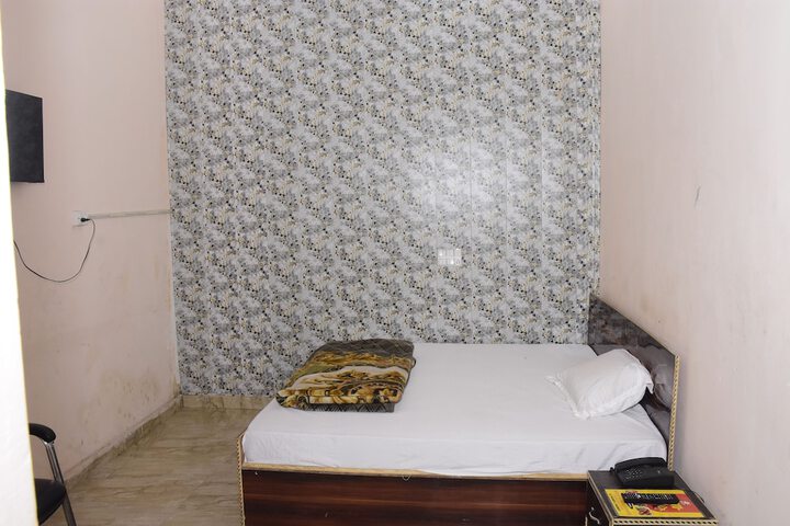 Room 10 of 14