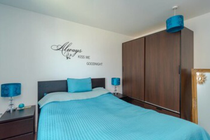 Lovely 1BR Home by River Thames W / balcony 2 Guests