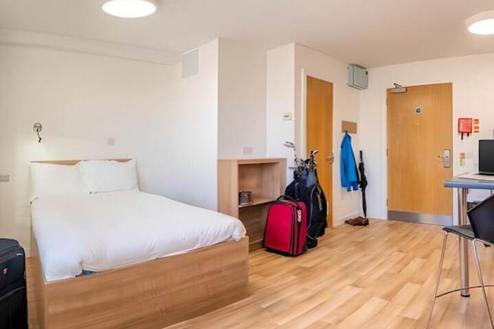 Room 6 of 16