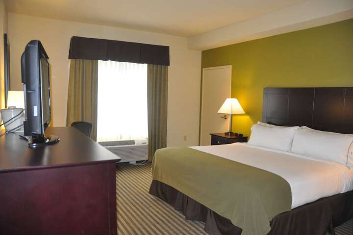 1 King Bed (2 of 16)