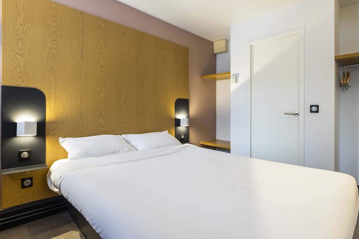 Room 9 of 32