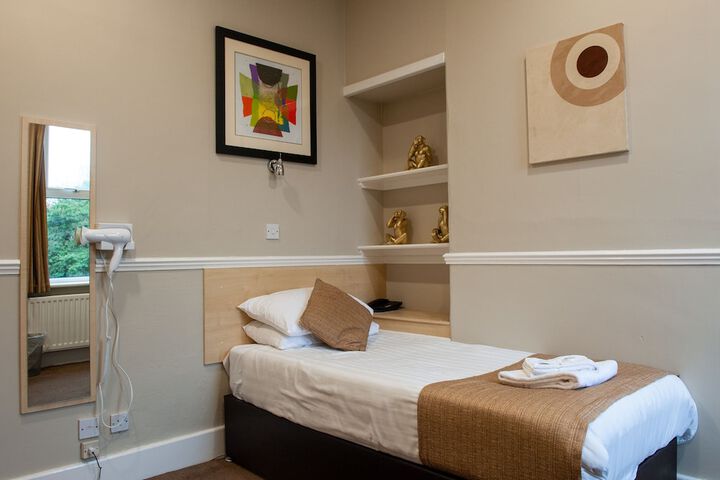 Room 4 of 77