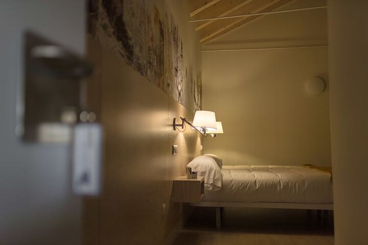 Room 27 of 77