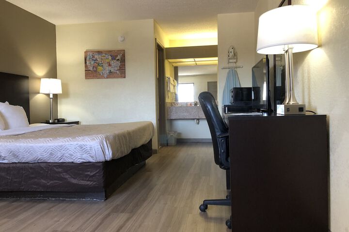 1 King Bed (8 of 16)