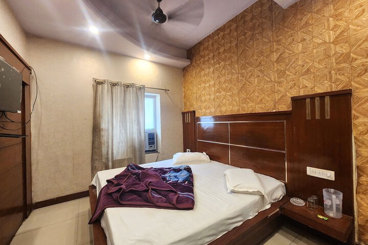 Room 27 of 49