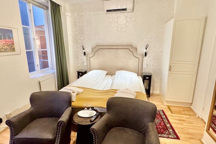 Room 83 of 212