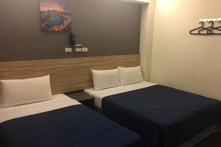 Room 27 of 40