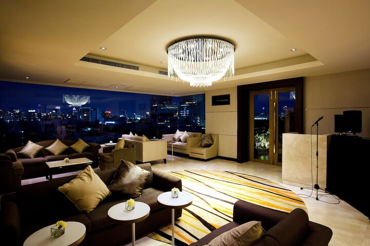 Lounge 74 of 100