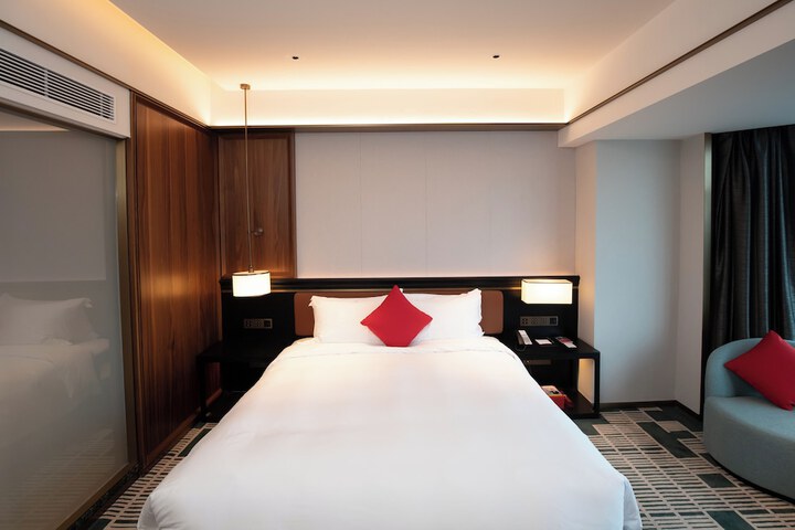 Room 27 of 81