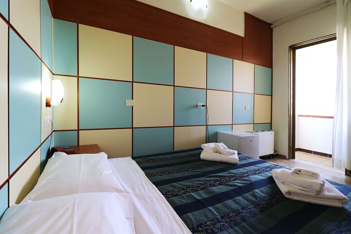 Room 51 of 150