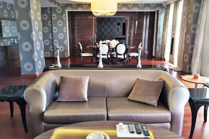 Lounge 41 of 75