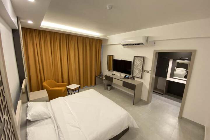 Room 5 of 18