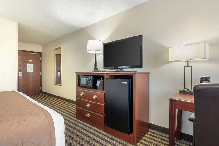 1 King Bed Microwave and Refrigerator Work Desk WiFi Full Breakfast (8 of 16)