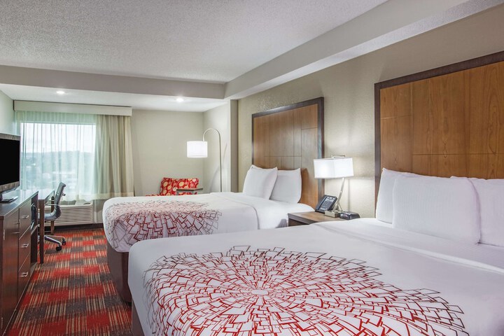 Quadruple Accessible Queen Size Bed (4 of 10)