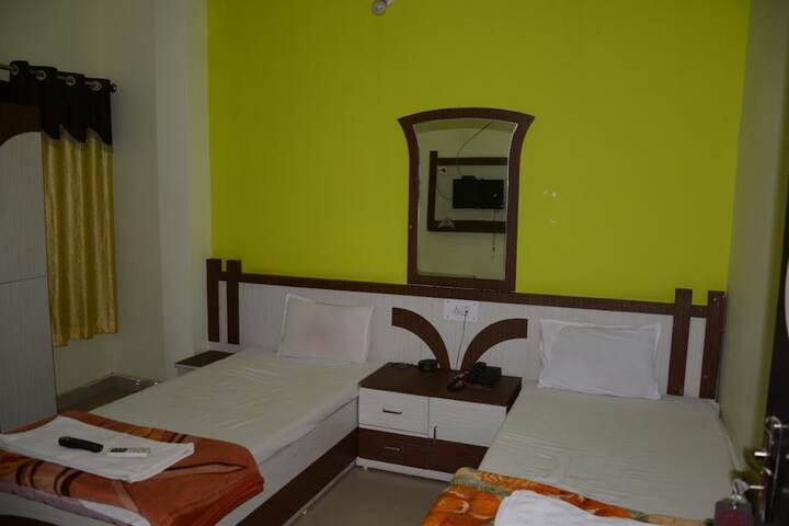 Room 8 of 12