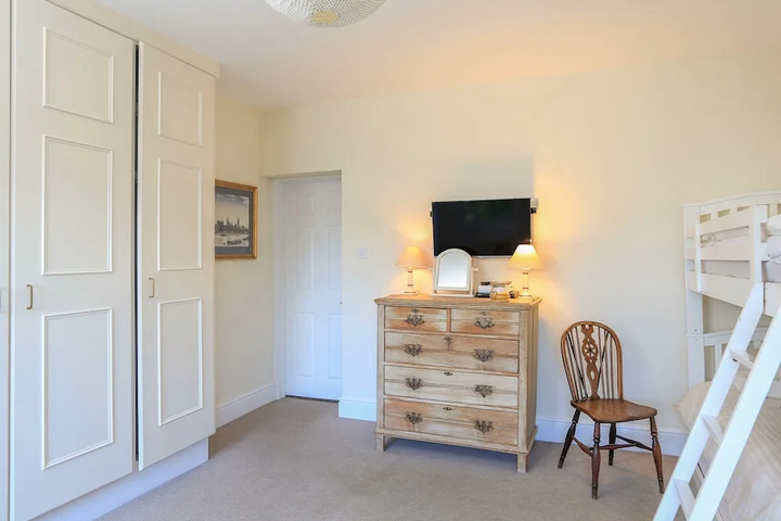 Room 5 of 18