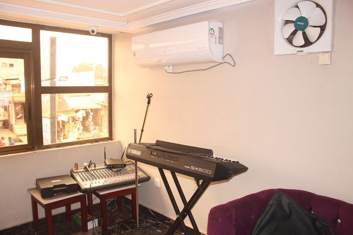 Lounge 34 of 41