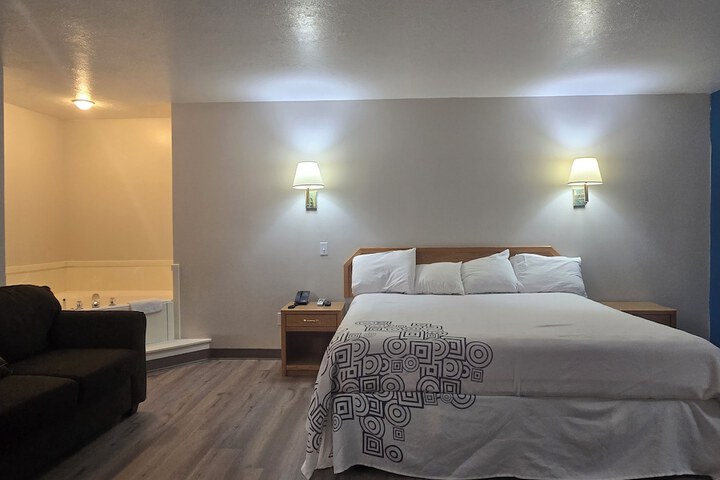Room 12 of 33