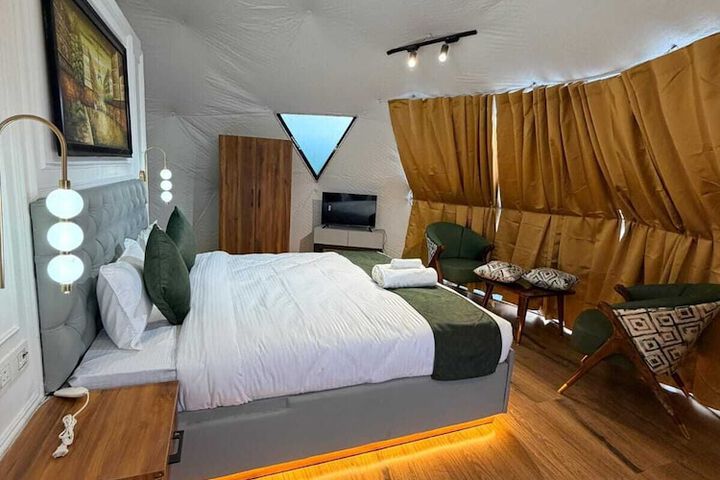 Room 10 of 12