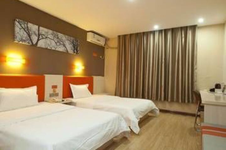 Room 6 of 12