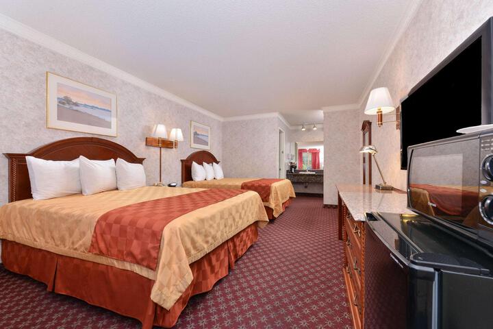 2 Queen Beds (7 of 7)