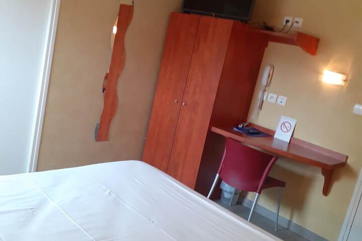 Room 10 of 27