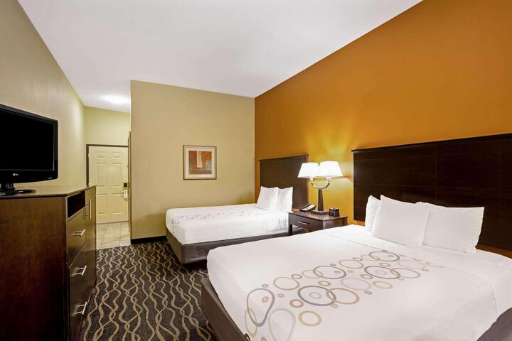2 Queen Beds (6 of 8)