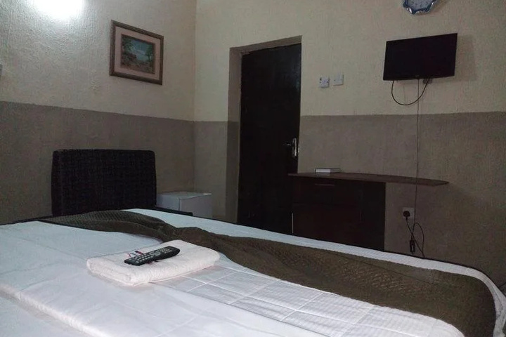 Room 11 of 18
