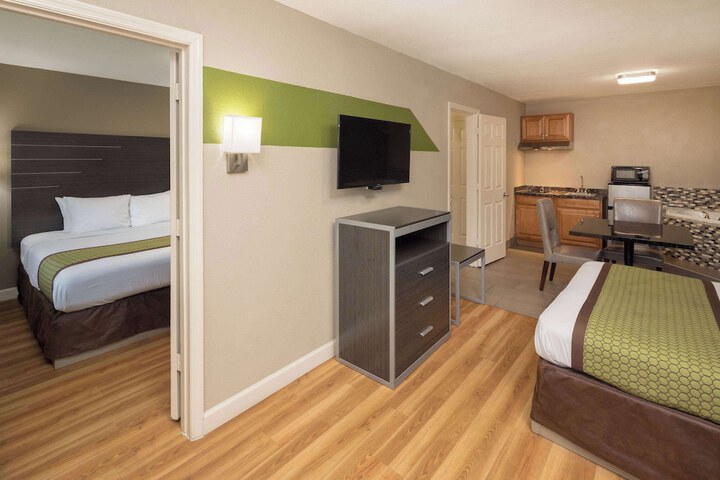 1 King Bed (5 of 17)