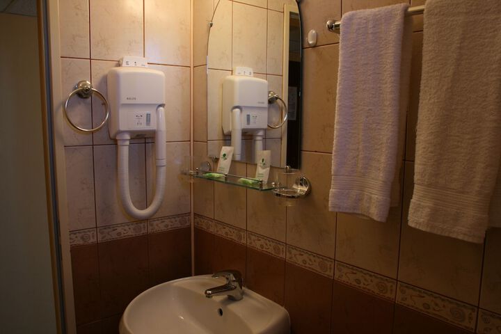 Room 6 of 12