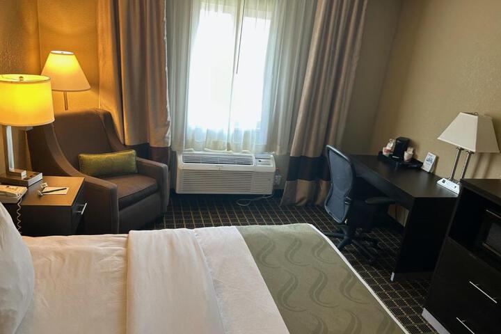 2 Queen Beds (2 of 3)