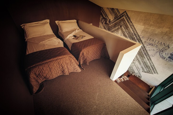 Room 21 of 99