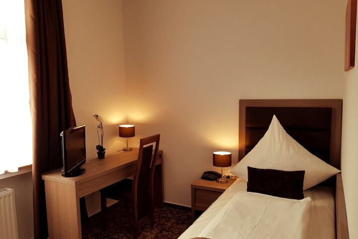 Room 4 of 16