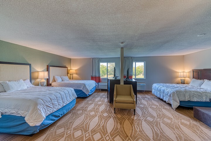 1 Queen Bed (7 of 15)