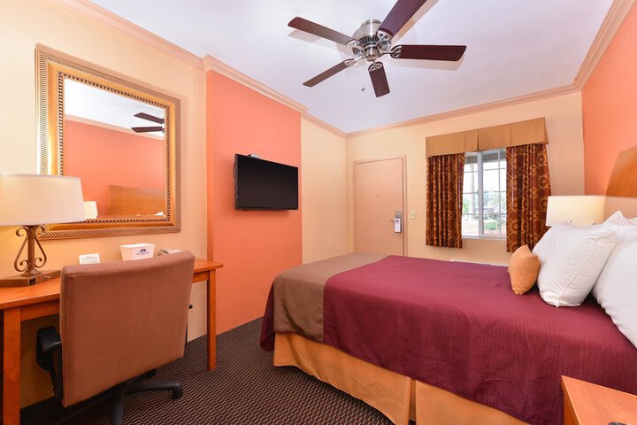 1 King Bed (2 of 10)