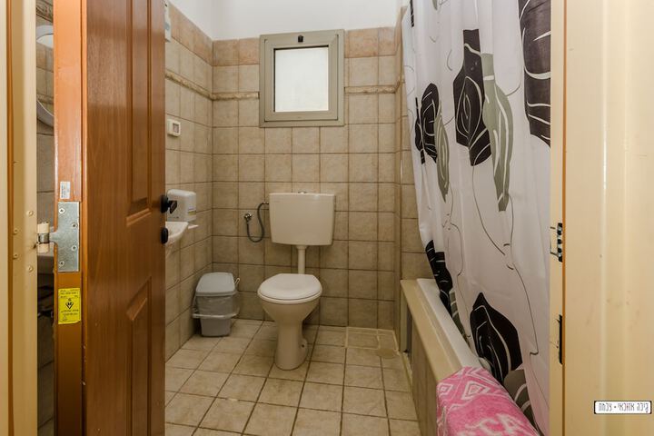Room 6 of 8