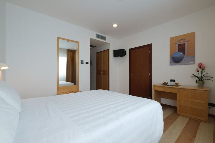 Room 32 of 53