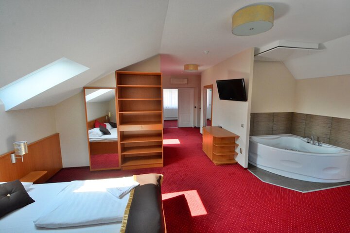 Room 11 of 40