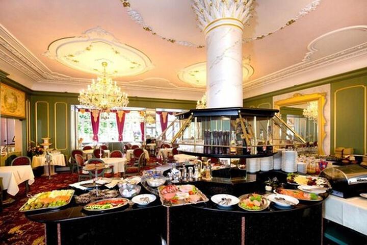 Dining 4 of 34
