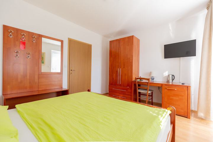 Room 22 of 80