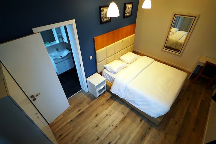 Room 5 of 11