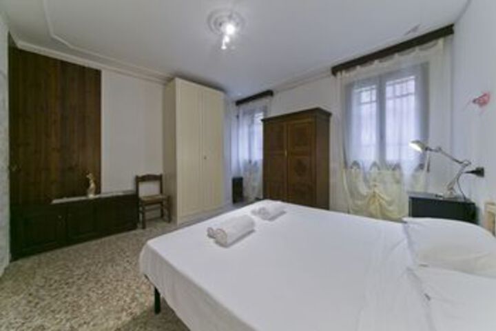 Room 6 of 12