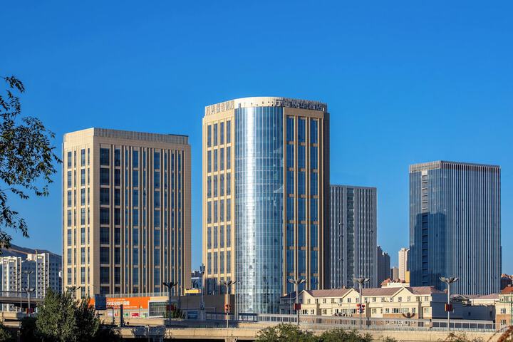 Exterior of Wanda Yuehua Hotel Urumqi Railway