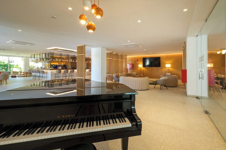 Lounge 78 of 94