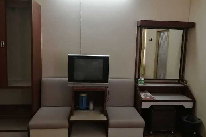 Room 27 of 34