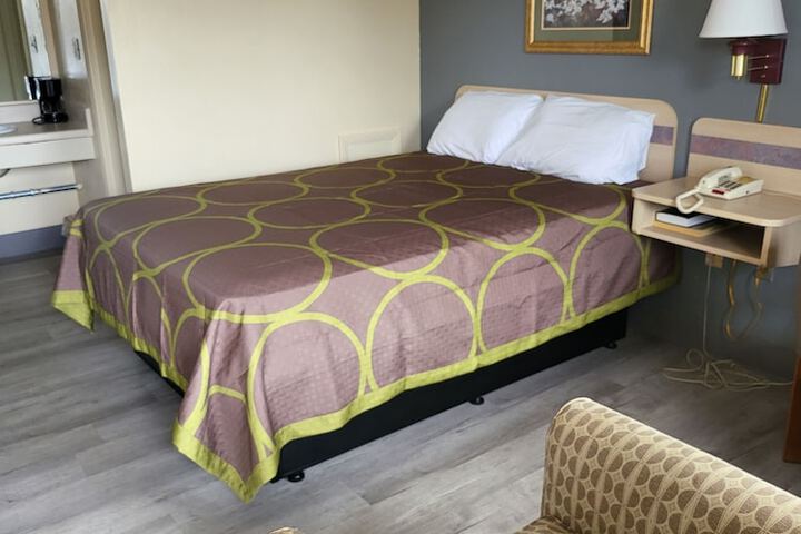 1 Queen Bed (8 of 18)
